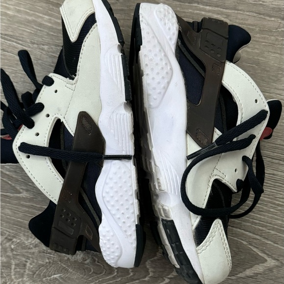 Youth Nike Huarache, size 12 - Picture 3 of 3